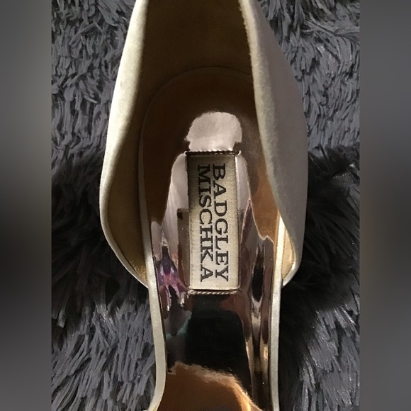 Badgley Mischka 8.5 Cream Satin Rhinestone Heels. *Scuffed - Picture 7 of 15